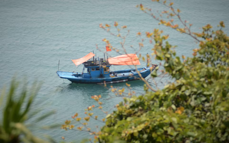 Barcos anclados alrededor de la isla de Son Cha.