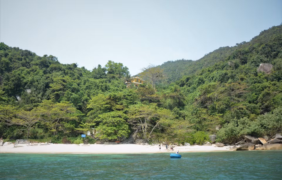La isla de Son Cha posee arena blanca y fina, junto a aguas cristalinas, donde se esconden brillantes arrecifes de coral, creando una belleza fascinante.