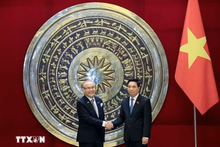 El vicepresidente de la Asamblea Nacional de Vietnam Nguyen Doan Anh (derecha) y el secretario general de AIPA, Chem Widhya. (Foto: VNA)