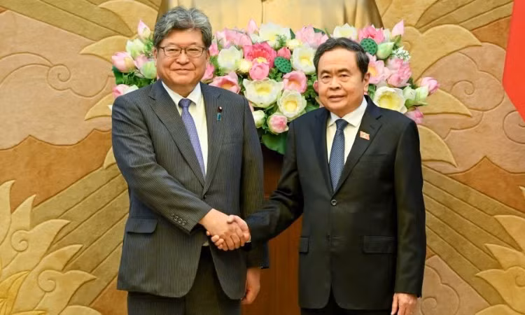 El presidente de la Asamblea Nacional de Vietnam, Tran Thanh Man, (derecha) recibe al secretario general ejecutivo interino del Partido Liberal Democrático de Japón (PLD), Hagiuda Koichi. (Foto: Nhan Dan)