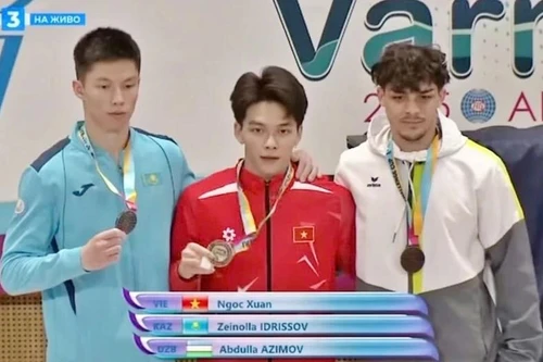 El gimnasta vietnamita Dang Ngoc Xuan Thien (centro) en el podio con la medalla de oro. (Foto: qdnd.vn)