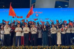 La viceministra vietnamita de Relaciones Exteriores Le Thi Thu Hang, junto con los jóvenes en el evento. (Foto: VGP)