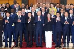 El secretario general del Partido Comunista y presidente de Vietnam, To Lam, junto a los jefes de las delegaciones de los países asistentes a la ceremonia de apertura de la Convención de Hanói. (Foto: Nhan Dan)