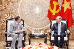 El secretario general del Partido Comunista de Vietnam, To Lam (derecha), conversa con Scott Strazik, presidente y director ejecutivo de GE Vernova. (Foto: VNA)