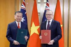 El secretario general del Partido Comunista y presidente de Vietnam, To Lam y el primer ministro de Australia, Anthony Albanese, presencian la entrega de documentos de cooperación. (Foto: VNA)