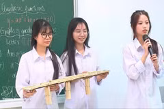 Una clase de matemáticas impartida en un idioma extranjero y utilizando modelos en la escuela secundaria Hong Quang, barrio de Le Thanh Nghi. (Foto: VNA)