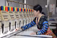 Gracias al acceso a préstamos preferenciales, Mua Thi La, una mujer de la minoría étnica Mong de la aldea de Ban My A, invierte en la apertura de un taller de confección de trajes étnicos tradicionales, creando ingresos estables y escapando gradualmente de la pobreza de forma sostenible. Foto: VNA