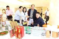 Representantes de la provincia sureña vietnamita de Vinh Long presentan productos típicos locales en Corea del Sur. (Foto: baovinhlong.com.vn)