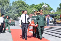 El primer ministro Le Minh Hung encabeza la ceremonia de homenaje a los restos de soldados voluntarios y expertos vietnamitas en el Cementerio Nacional de Mártires de la Ruta 9, en la provincia de Quang Tri. (Foto: Nhan Dan)