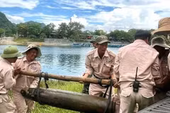 El Grupo Asesor de Bombas y Minas realiza las tareas de desactivación de la bomba. (Foto: Nhan Dan)