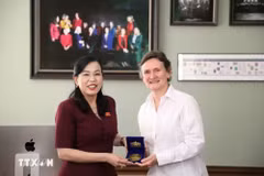 La miembro del Comité Central del Partido y jefa de la Comisión de Ciencia, Tecnología y Medio Ambiente de la Asamblea Nacional de Vietnam, Nguyen Thanh Hai, entrega un obsequio a la profesora Irene Tracey, vicerrectora de la Universidad de Oxford. (Foto: VNA)