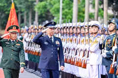 El general Nguyen Tan Cuong, jefe del Estado Mayor General del Ejército Popular de Vietnam y viceministro de Defensa, y el general Uchikura Hiroaki, jefe del Estado Mayor Conjunto de Japón, pasan de revista al guardia de honor. (Foto: baoquocte.vn)