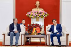 El vicepresidente del Bundestag Bodo Ramelow, sostiene reunión con el vicepresidente del Comité Popular de Quang Ninh Bui Van Khang. (Foto: baoquangninh.vn) 