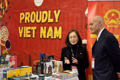 Stéphane Thuillier, director ejecutivo de SIAL Canadá, visita el pabellón de Vietnam. (Foto: VNA)