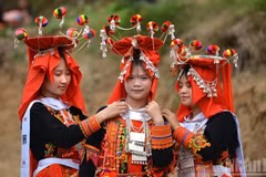 Tonos índigo y plateados en trajes nupciales de novias de los dao tuyen en Lai Chau, Vietnam