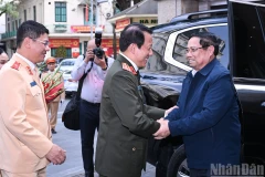 [Foto] Premier vietnamita supervisa labores de seguridad vial y ciberseguridad en víspera del Tet