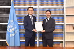 El embajador Do Hung Viet, representante permanente de Vietnam ante la ONU, deposita el instrumento de ratificación de la Convención de Hanói ante la Oficina de Asuntos Jurídicos de la organización. 