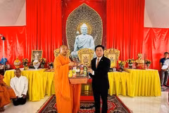 El cónsul general de Vietnam en Khon Kaen, Dinh Hoang Linh, y delegados en el evento. (Foto: baoquocte.vn)