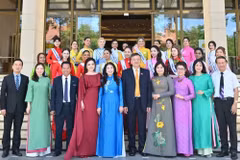 Representantes de la Oficina de la Asamblea Nacional de Vietnam y las concursantes de Miss Multicultural World 2026 (Foto: Nhan Dan)
