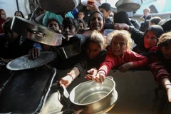 Ciudadanos palestinos reciben alimentos gratuitos en un campo de refugiados en Beit Lahia, al norte de la Franja de Gaza, en una foto tomada el 15 de marzo de 2026. (Foto: XINHUA)