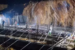 En la obra del internado Hung Son, en la comuna homónima, ingenieros y obreros trabajan continuamente día y noche para agilizar la construcción. (Foto: VNA)