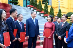 [Foto] Máximo dirigente de Vietnam entrega decisiones de nombramiento de nuevos embajadores 