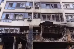 Un edificio dañado en el distrito de Shevchenkivskyi, en Kiev, Ucrania, el 21 de julio de 2025. (Foto: Xinhua/VNA)