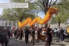 Desfile del club de artes marciales Son Long de la provincia de Eure-et-Loir en el carnaval de la ciudad de Chateaudun. Foto: VNA
