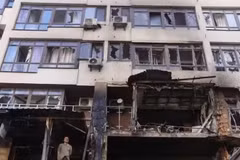 Un edificio dañado en el distrito de Shevchenkivskyi, en la capital Kiev, Ucrania, el 21 de julio de 2025. (Foto: Xinhua/VNA)