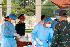 Recogida de las muestras de los restos de soldados caídos no identificados en el cementerio de mártires de la comuna de Duc Linh, provincia de Lam Dong. (Foto: VNA)
