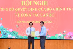 Do Thanh Binh (izquierda) nombrado secretario del Comité del Partido de Can Tho. (Foto: VNA)