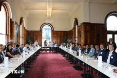 Mesa redonda entre las comunidades empresariales vietnamitas y australianas en el Parlamento de Victoria. (Foto: VNA)