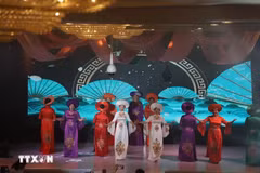 Una actuación de Ao Dai en el evento. (Foto: VNA)