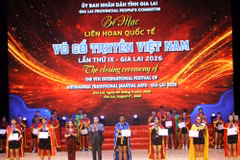 El comité organizador entrega premios a los artistas marciales más destacados del festival. (Foto: baovanhoa.vn)