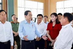 [Foto] Líder del Legislativo visita centro de servicios administrativos públicos de comuna de Vi Thuy