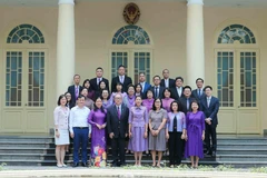 Delegados de la Fundación del Premio Princesa Maha Chakri posan una foto en la embajada de Tailandia en Hanói. (Foto: VNA)