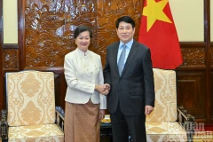 El presidente de Vietnam, Luong Cuong, y la embajadora de Camboya en Hanói, Chea Kimtha. (Foto: Nhan Dan)