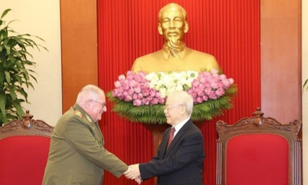 El secretario general del PCV, Nguyen Phu Trong (derecha), recibe al general de Cuerpo de Ejército Álvaro López Miera, ministro de las Fuerzas Armadas Revolucionarias de Cuba. (Foto: VNA)