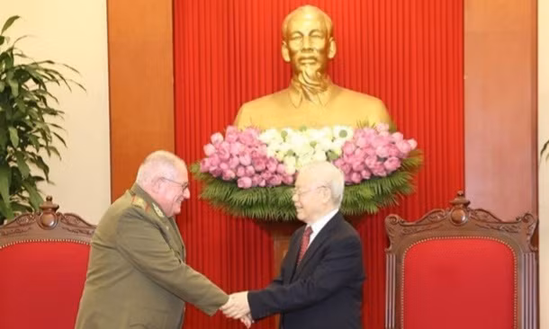 El secretario general del PCV, Nguyen Phu Trong (derecha), recibe al general de Cuerpo de Ejército Álvaro López Miera, ministro de las Fuerzas Armadas Revolucionarias de Cuba. (Foto: VNA)