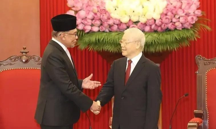 El secretario general del Partido Comunista de Vietnam, Nguyen Phu Trong, recibe en 2023 al primer ministro de Malasia, Anwar Ibrahim. (Fotografía: VNA)