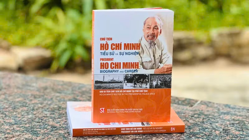 El libro “Presidente Ho Chi Minh - Biografía y carrera”.