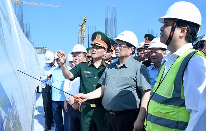 El primer ministro de Vietnam, Pham Minh Chinh, inspecciona la construcción de la Terminal 3 (T3) del Aeropuerto Internacional de Tan Son Nhat en Ciudad Ho Chi Minh (Foto: VNA)