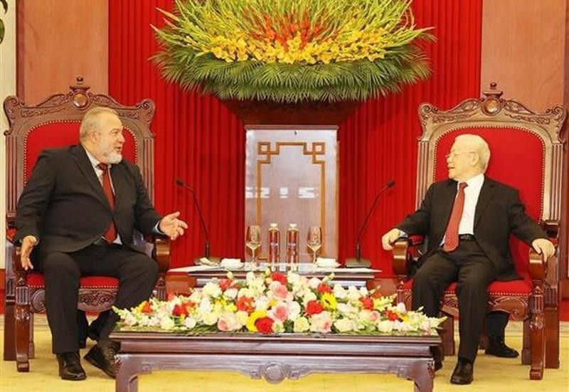 El secretario general del Partido Comunista de Vietnam, Nguyen Phu Trong, recibe al primer ministro de Cuba, Manuel Marrero Cruz. (Fotografía: VNA)