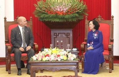 La miembro del Buró Político y permanente del Secretariado del Comité Central del Partido Comunista de Vietnam (PCV), Truong Thi Mai, recibe a una delegación de los Comités de Defensa de la Revolución de Cuba (CDR), encabezada por el coordinador nacional Gerardo Hernández Nordelo (Fuente:VNA)