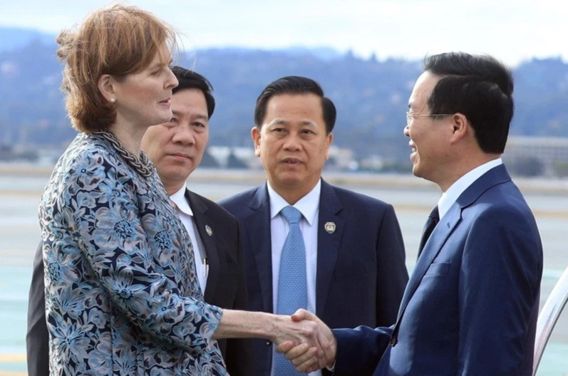 Ceremonia de bienvenida del presidente Vo Van Thuong y su esposa en el Aeropuerto Internacional de San Francisco. (Fotografía: VNA)