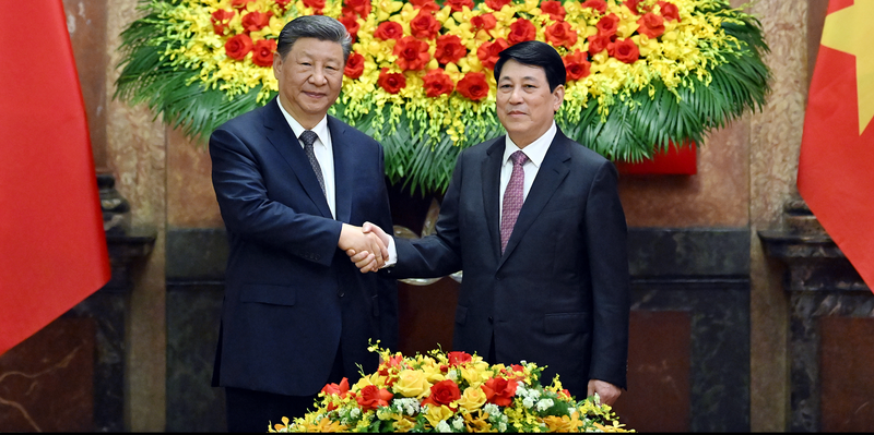 El presidente vietnamita Luong Cuong (der.) y el secretario general del Comité Central del Partido Comunista de China (PCCh) y presidente de ese país, Xi Jinping. (Foto: Nhan Dan)