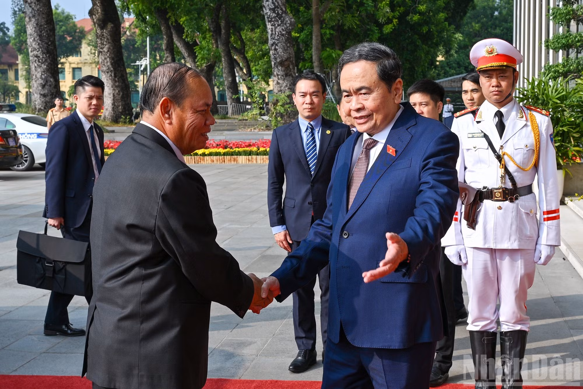 El presidente de la Asamblea Nacional de Vietnam, Tran Thanh Man, recibe a Vilay Vikhamphong, miembro del Buró Político y permanente del Secretariado del Comité Central del Partido Popular Revolucionario de Laos.