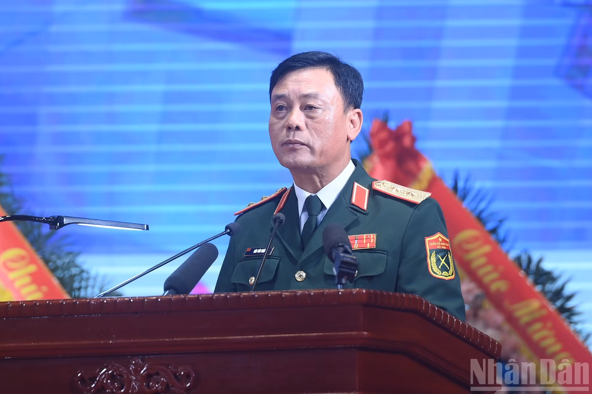 El general de división Dao Van Nhan, comandante del Alto Mando de Hanói, pronuncia un discurso.