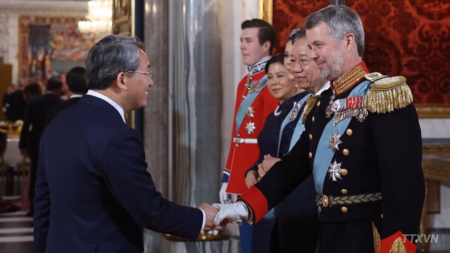 El secretario general del Partido Comunista y presidente de Vietnam, To Lam, y su esposa, Ngo Phuong Ly, los reyes Federico X y María y el príncipe heredero Christian, con los delegados.