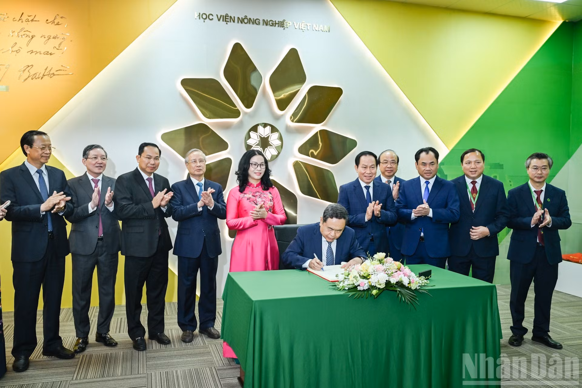Thanh Man firma el libro de visitas de la Academia de Agricultura de Vietnam.
